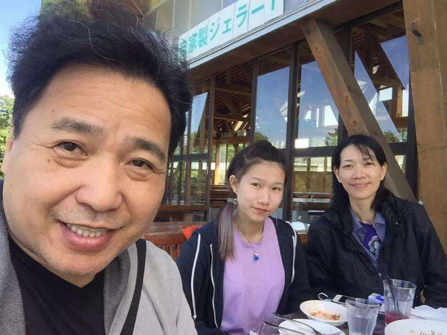 Câu chuyện buồn của tài tử Bằng chứng thép: 20 năm chăm vợ tai nạn cùng con gái bệnh tật, cả cuộc đời chỉ khao khát hoán đổi mạng sống cho con - Ảnh 6. Câu chuyện buồn của tài tử Bằng chứng thép: 20 năm chăm vợ tai nạn cùng con gái bệnh tật, cả cuộc đời chỉ khao khát hoán đổi mạng sống cho con - Ảnh 6.