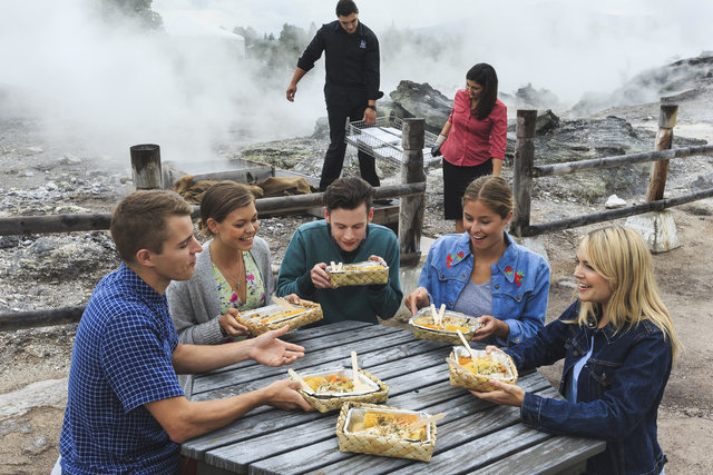 Thấy người dân đổ đầy thịt cùng các loại rau củ xuống hố, du khách chê bẩn nhưng rồi phát cuồng vì món ăn lạ tưởng không ngon mà ngon không tưởng - Ảnh 8.