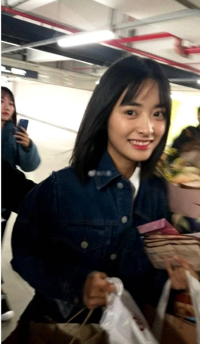 Nhan sắc các mỹ nhân Cbiz qua ống kính người qua đường: Angelababy gầy tới mức đáng sợ, thất vọng nhất lại là Địch Lệ Nhiệt Ba - Ảnh 7.