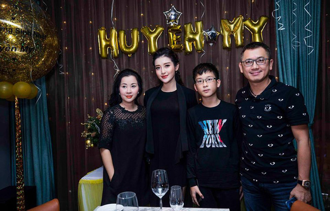 Khi mẹ của các sao Việt sở hữu ngoại hình cực phẩm chẳng kém con gái: Mẹ Angela Phương Trinh chuẩn mỹ nhân từ gương mặt đến body, nhìn làn da của mẹ Huyền My mà ghen tị - Ảnh 8. Khi mẹ của các sao Việt sở hữu ngoại hình cực phẩm chẳng kém con gái: Mẹ Angela Phương Trinh chuẩn mỹ nhân từ gương mặt đến body, nhìn làn da của mẹ Huyền My mà ghen tị - Ảnh 8.