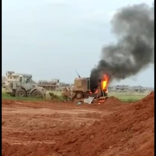 Israel báo động đỏ, tung xe tăng phản kích - Bất ngờ bị QĐ Syria ra đòn tối tăm mặt mũi, Thổ có xé bỏ lệnh ngưng bắn ở Idlib? - Ảnh 1.