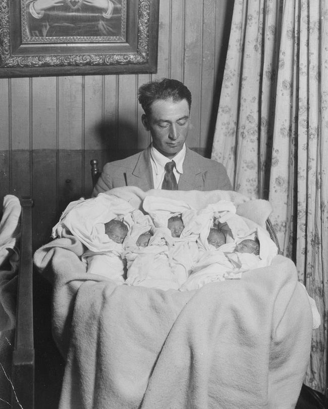 Cuộc đời gian truân của 5 chị em trong ca sinh 5 đầu tiên trên thế giới: Làm trò mua vui cho thiên hạ rồi bị cha đẻ lạm dụng - Ảnh 3.