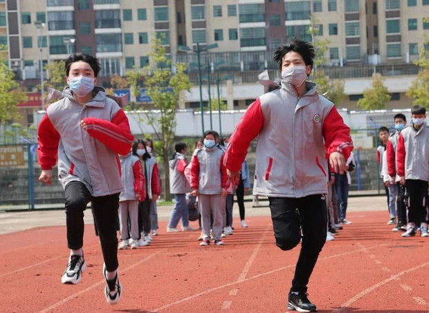 Hai nam sinh đột tử khi đeo khẩu trang lúc kiểm tra chạy bộ, nhiều tỉnh ở Trung Quốc tạm dừng việc dạy thể dục - Ảnh 1.