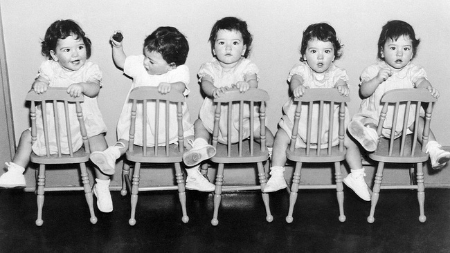 Cuộc đời gian truân của 5 chị em trong ca sinh 5 đầu tiên trên thế giới: Làm trò mua vui cho thiên hạ rồi bị cha đẻ lạm dụng - Ảnh 4.
