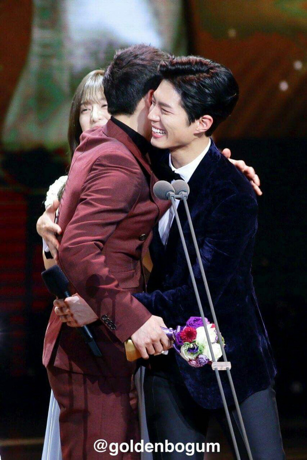 Quan hệ kỳ lạ của Song Joong Ki - Park Bo Gum: Như anh em ruột khóc vì nhau, dự cả đám cưới nhưng khác hẳn sau vụ ly dị? - Ảnh 9.