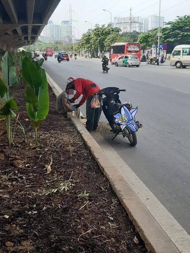 Thấy người nằm lả bên đường, tài xế xe ôm đem tặng bánh mỳ và chai nước, hành động sau đó càng gây xúc động - Ảnh 2.