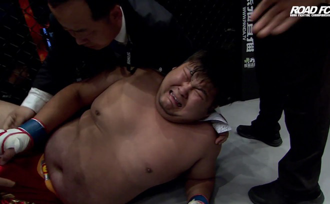 Lên gối vào chỗ hiểm của đối thủ, võ sĩ hạng siêu nặng Hàn Quốc bị chỉ trích dữ dội - Ảnh 4.
