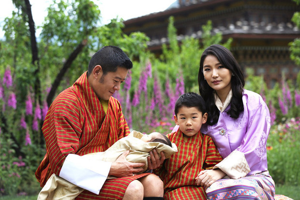 Hoàng hậu vạn người mê Bhutan chính thức công bố hình ảnh con trai thứ 2 mới sinh khiến dân mạng xuýt xoa - Ảnh 4.