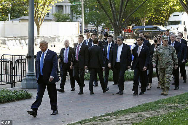 Cảnh sát bắn hơi cay dọn đường, TT Trump phát biểu giữa tiếng trực thăng và tiếng la ó - Ảnh 1.