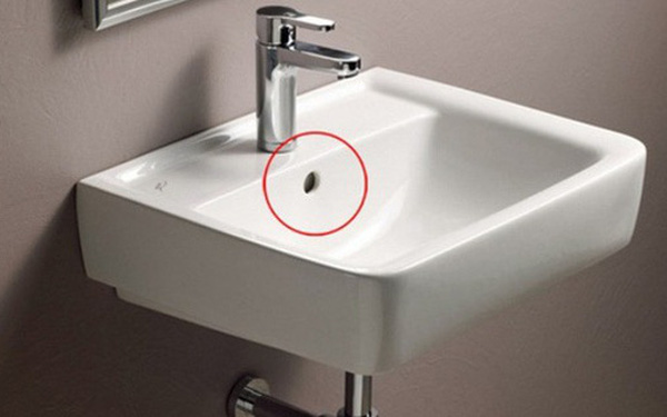 Lỗ nhỏ trên bồn rửa mặt, hình ảnh rất quen thuộc nhưng không phải ai cũng biết vì sao nó lại ở đó - Ảnh 1.