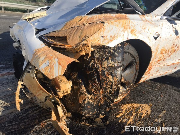 Xe điện Tesla đâm thẳng vào xe tải bị lật trên cao tốc: Sai lầm của chế độ lái tự động? - Ảnh 4.