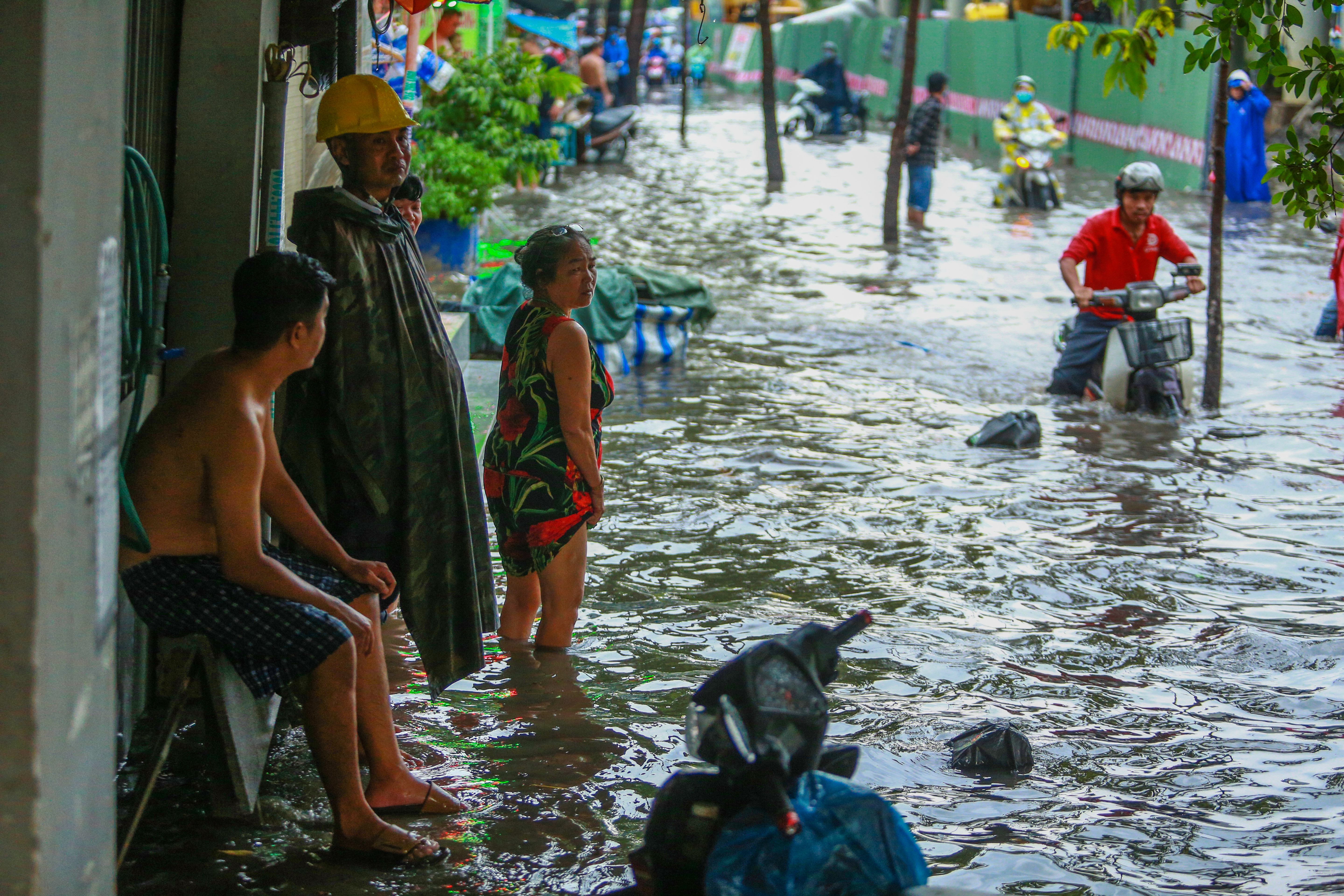 Mưa trắng trời khiến rốn ngập Sài Gòn mênh mông nước, người dân hì hục đẩy xe trên đường - Ảnh 14.