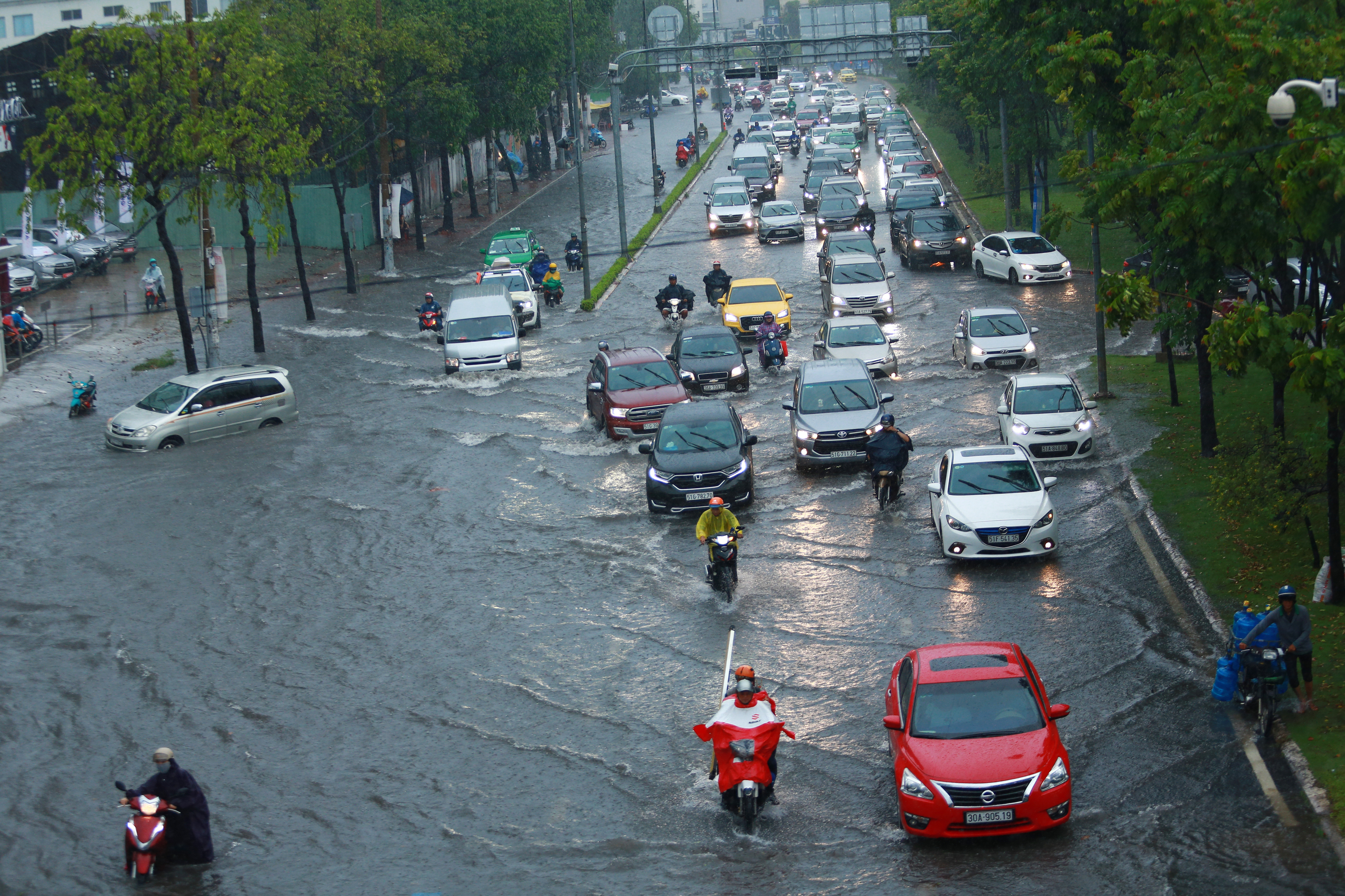 Mưa trắng trời khiến rốn ngập Sài Gòn mênh mông nước, người dân hì hục đẩy xe trên đường - Ảnh 2.
