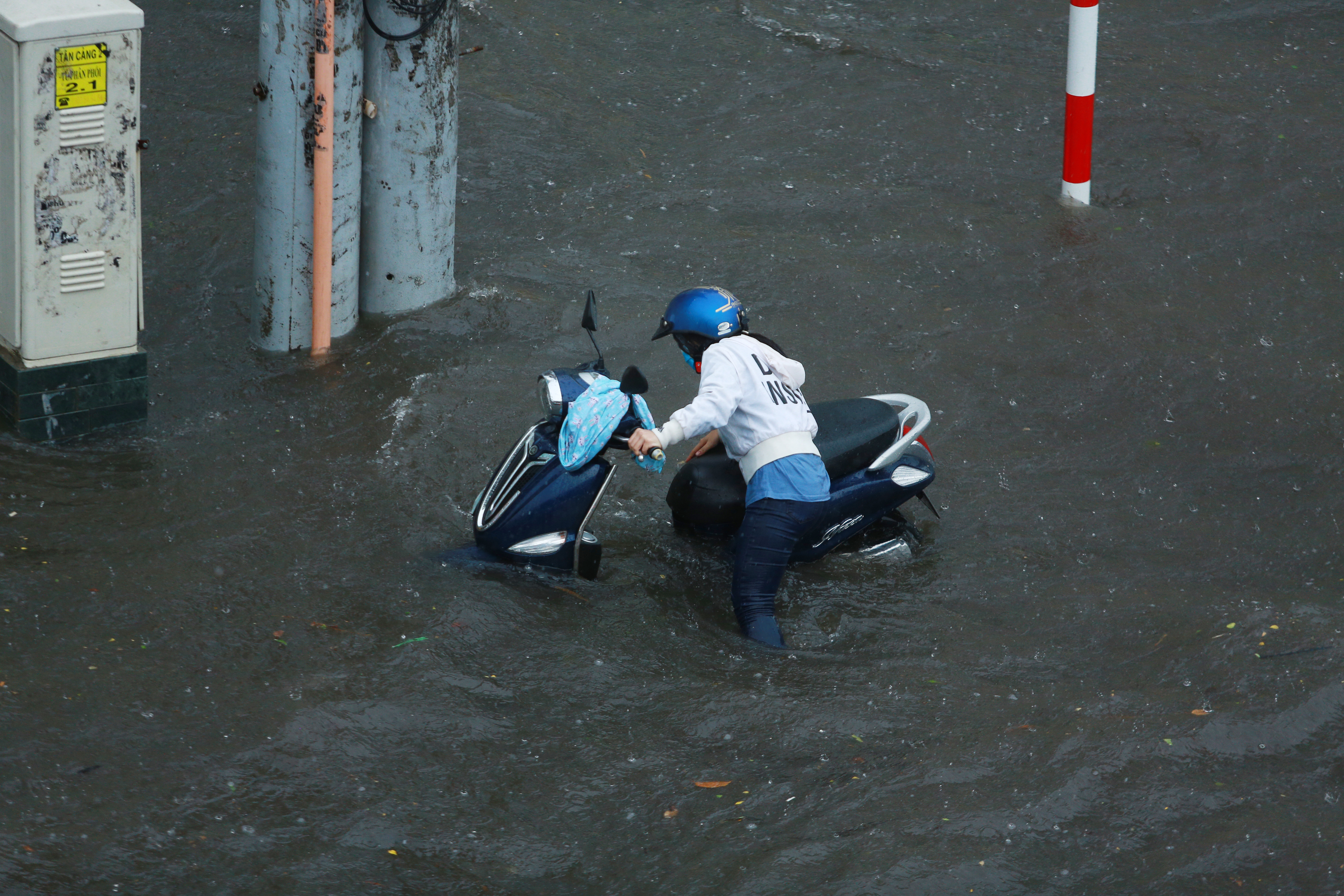 Mưa trắng trời khiến rốn ngập Sài Gòn mênh mông nước, người dân hì hục đẩy xe trên đường - Ảnh 4.
