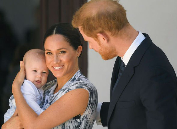 Vợ chồng Meghan Markle và Harry được phép rời bỏ gia đình Hoàng tộc, nhưng con trai 1 tuổi của họ thì không? - Ảnh 2.