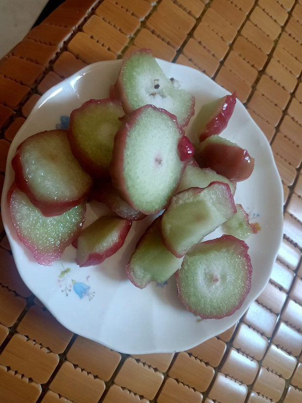 Lần đầu nhờ chồng xẻ quả roi cho ăn, c&ocirc; g&aacute;i &ldquo;t&aacute; hoả&rdquo; khi nh&igrave;n thấy th&agrave;nh phẩm: Nhưng điều d&acirc;n mạng tranh c&atilde;i nhất lại l&agrave; đ&acirc;y! - Ảnh 1.