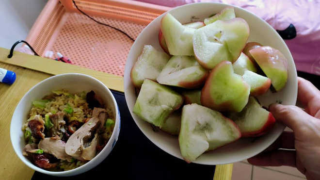Lần đầu nhờ chồng xẻ quả roi cho ăn, c&ocirc; g&aacute;i &ldquo;t&aacute; hoả&rdquo; khi nh&igrave;n thấy th&agrave;nh phẩm: Nhưng điều d&acirc;n mạng tranh c&atilde;i nhất lại l&agrave; đ&acirc;y! - Ảnh 2.