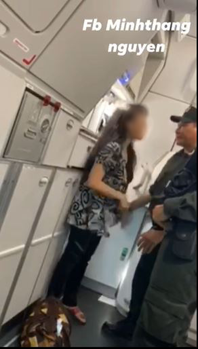 Xác minh tình trạng tâm thần của nữ hành khách liên tục gào thét trên máy bay Vietnam Airlines - Ảnh 1.