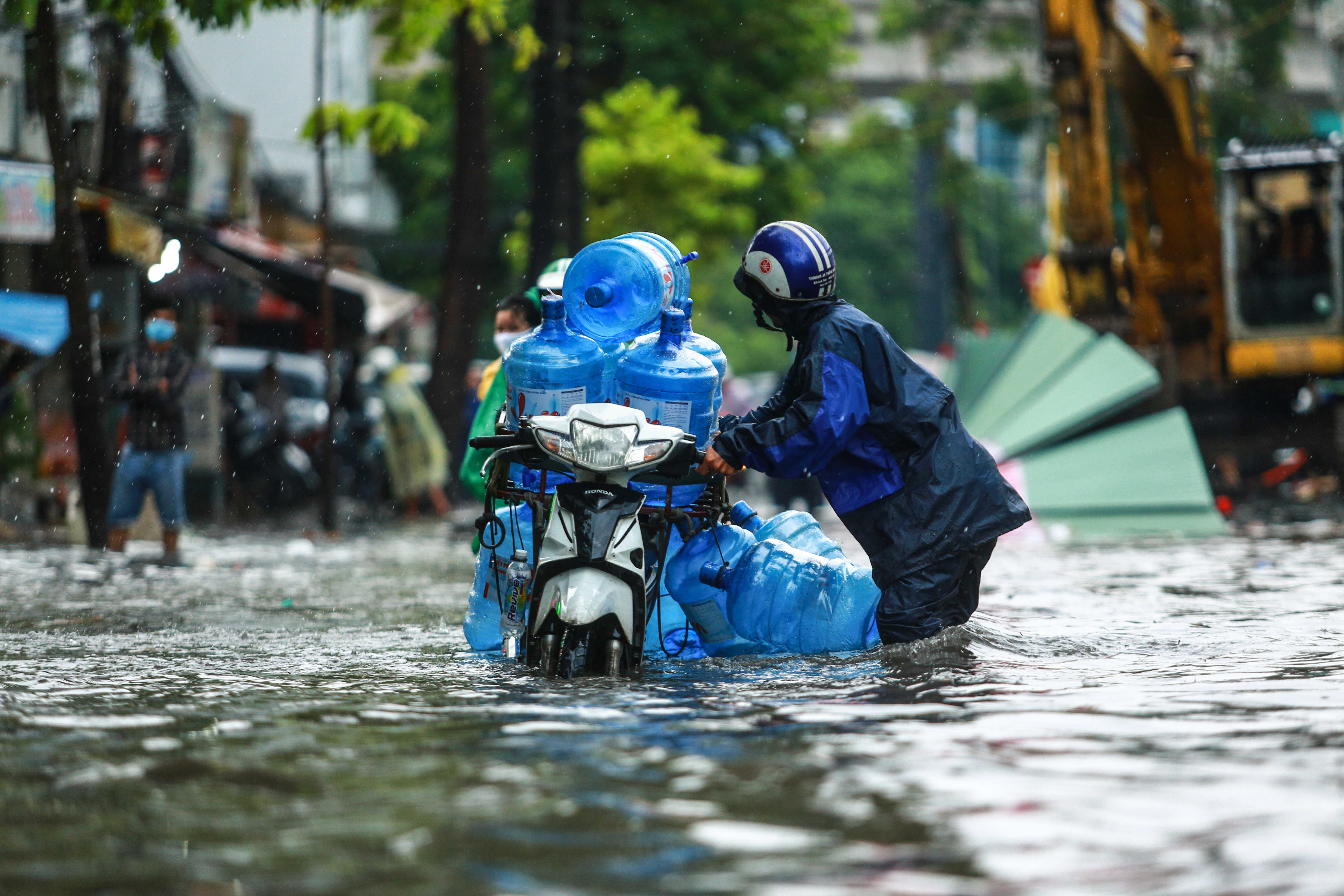 Mưa trắng trời khiến rốn ngập Sài Gòn mênh mông nước, người dân hì hục đẩy xe trên đường - Ảnh 5.