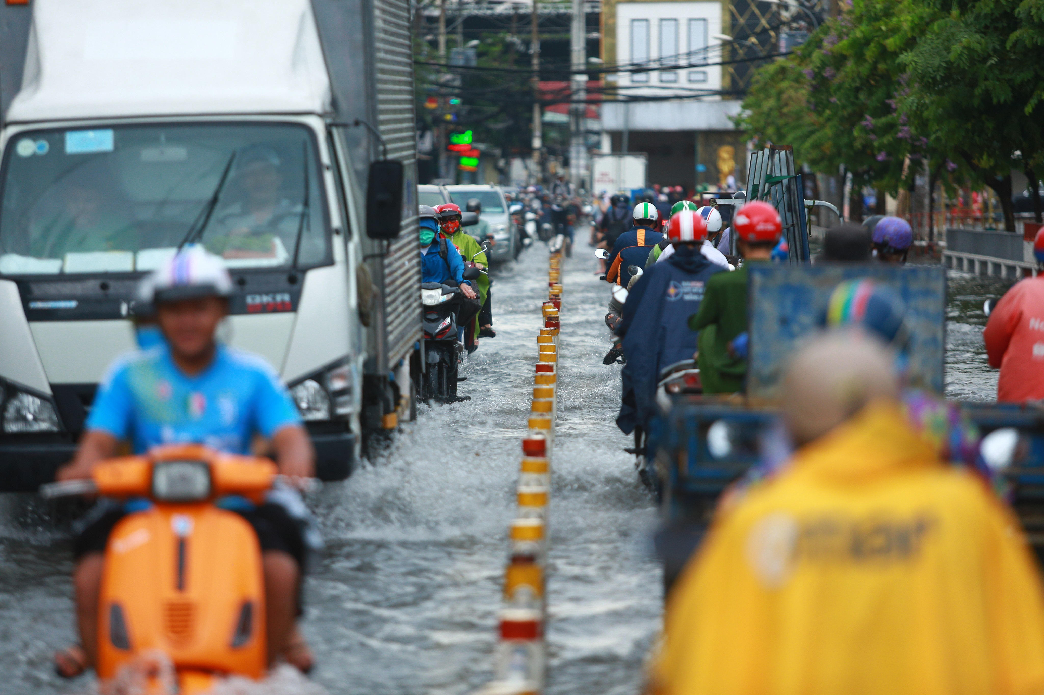 [ẢNH] Người Sài Gòn lại bì bõm trên những con đường ngập nước để về nhà sau mưa lớn - Ảnh 14.