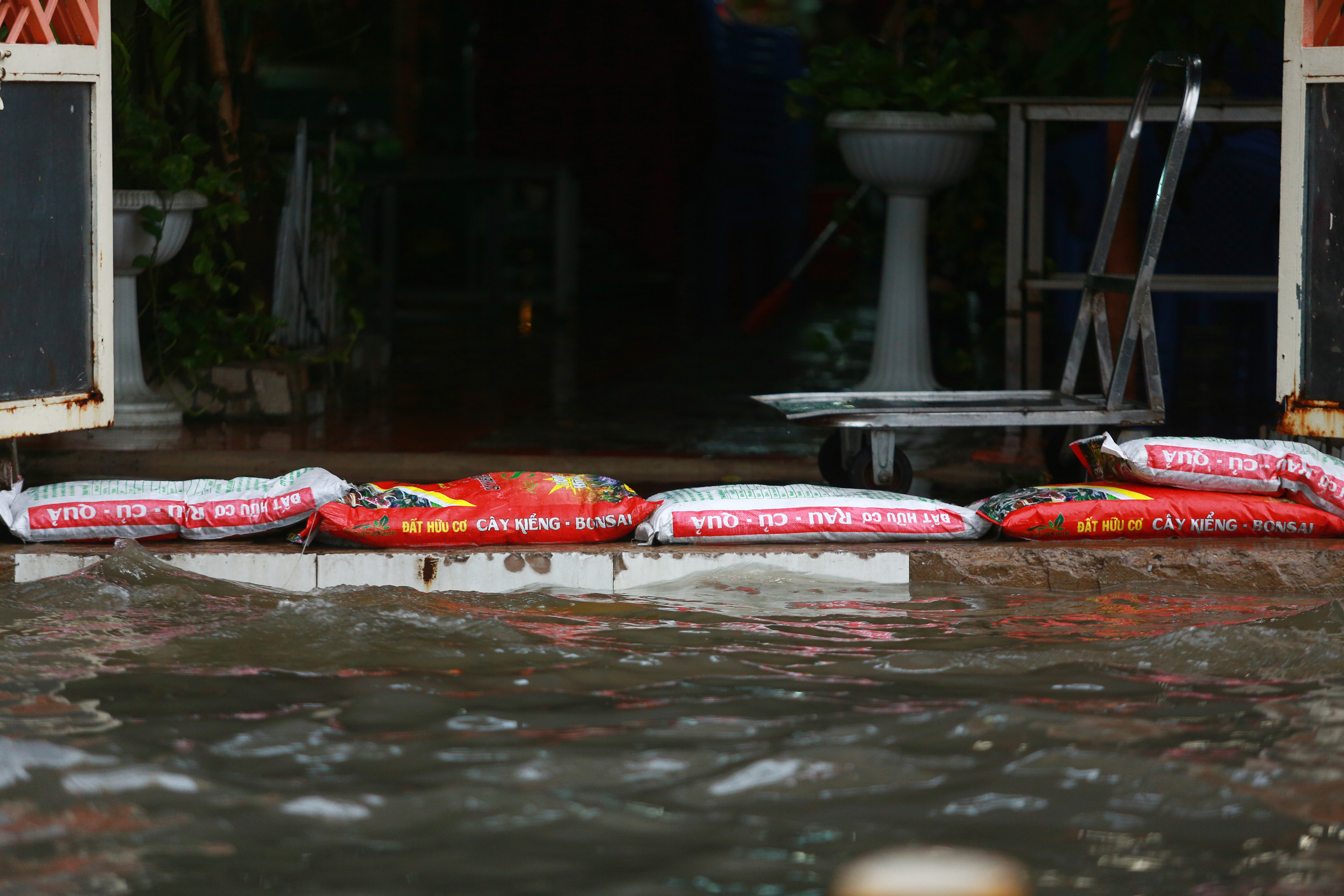 [ẢNH] Người Sài Gòn lại bì bõm trên những con đường ngập nước để về nhà sau mưa lớn - Ảnh 10.