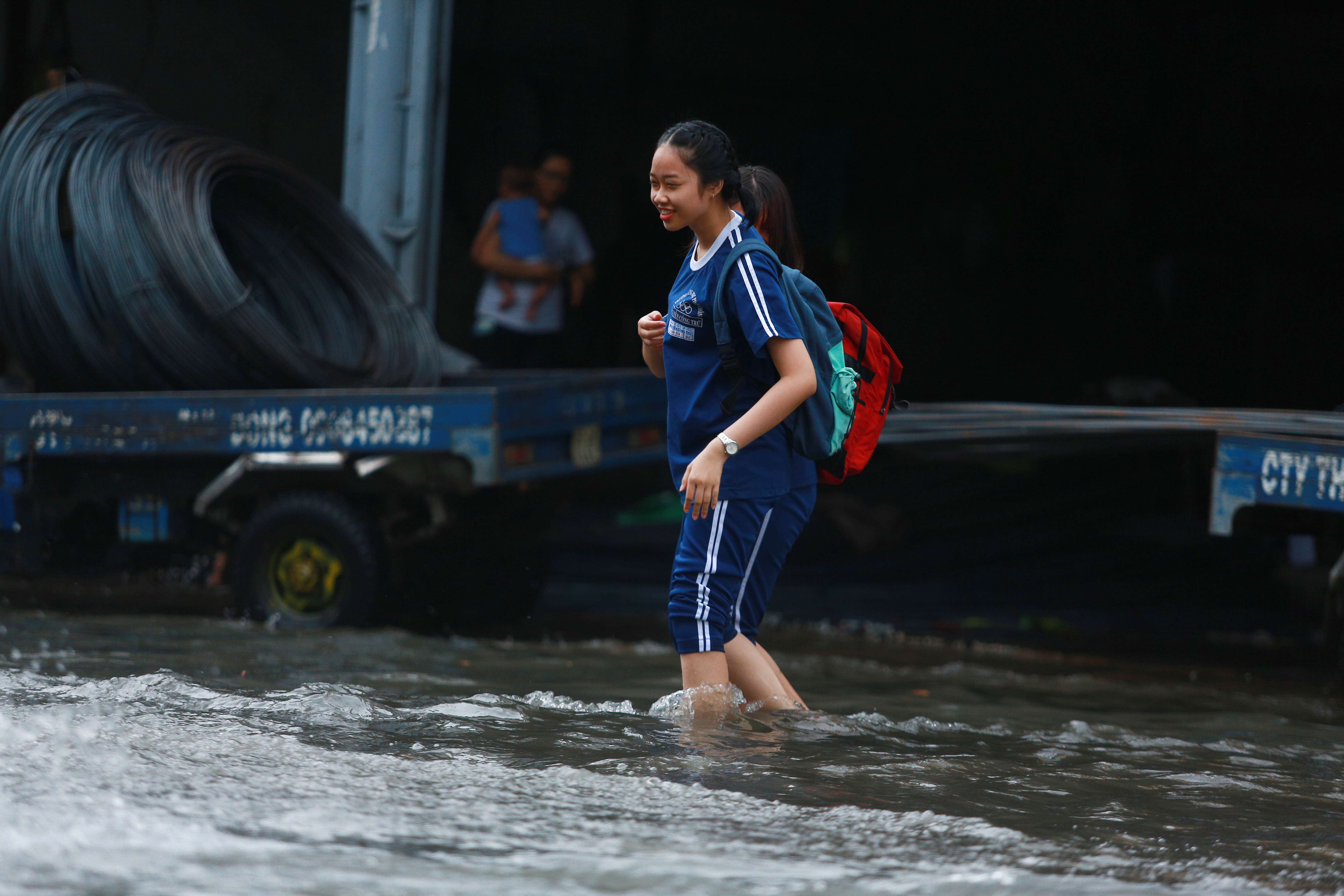 [ẢNH] Người Sài Gòn lại bì bõm trên những con đường ngập nước để về nhà sau mưa lớn - Ảnh 6.