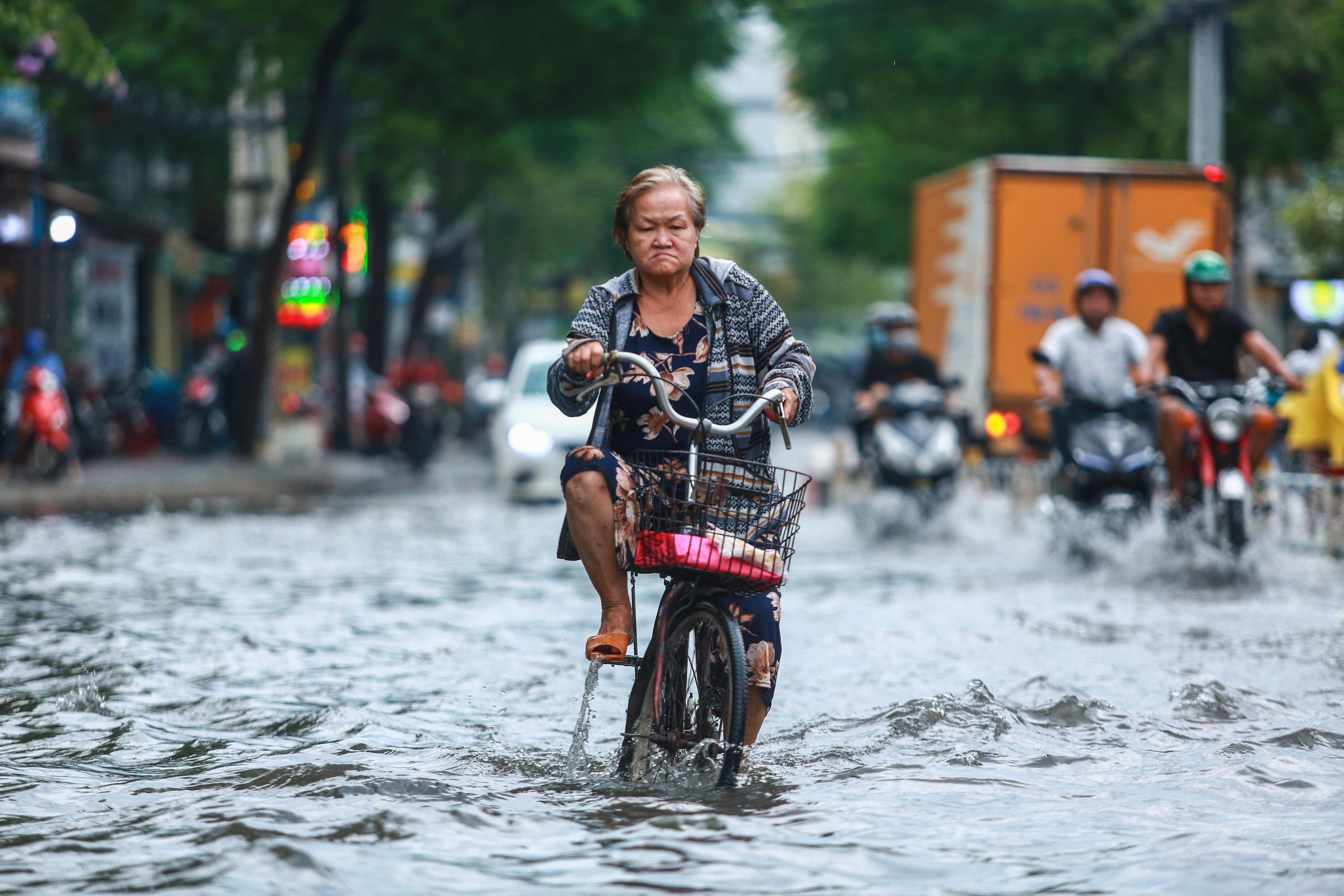 [ẢNH] Người Sài Gòn lại bì bõm trên những con đường ngập nước để về nhà sau mưa lớn - Ảnh 13.
