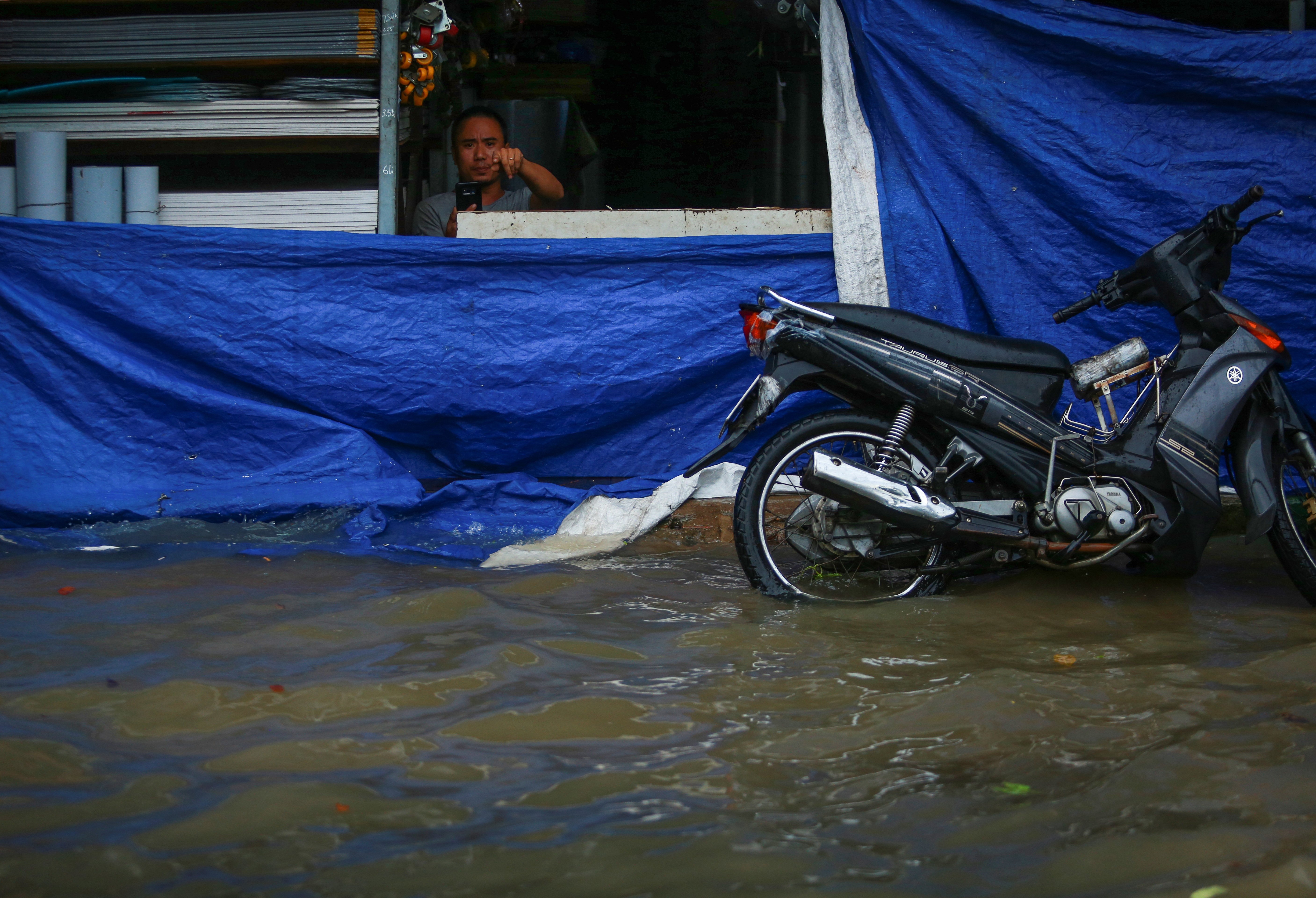 [ẢNH] Người Sài Gòn lại bì bõm trên những con đường ngập nước để về nhà sau mưa lớn - Ảnh 9.