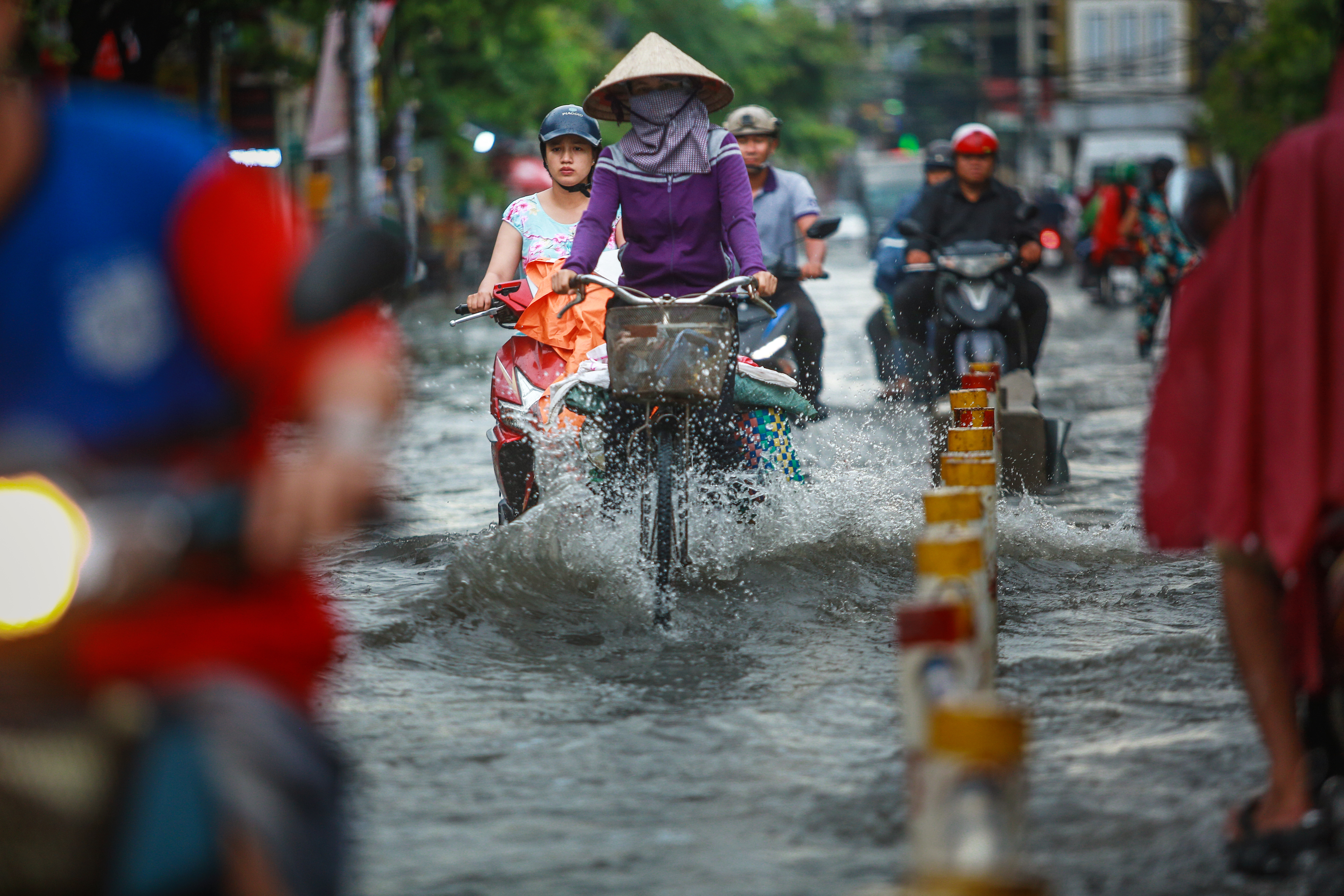 [ẢNH] Người Sài Gòn lại bì bõm trên những con đường ngập nước để về nhà sau mưa lớn - Ảnh 2.