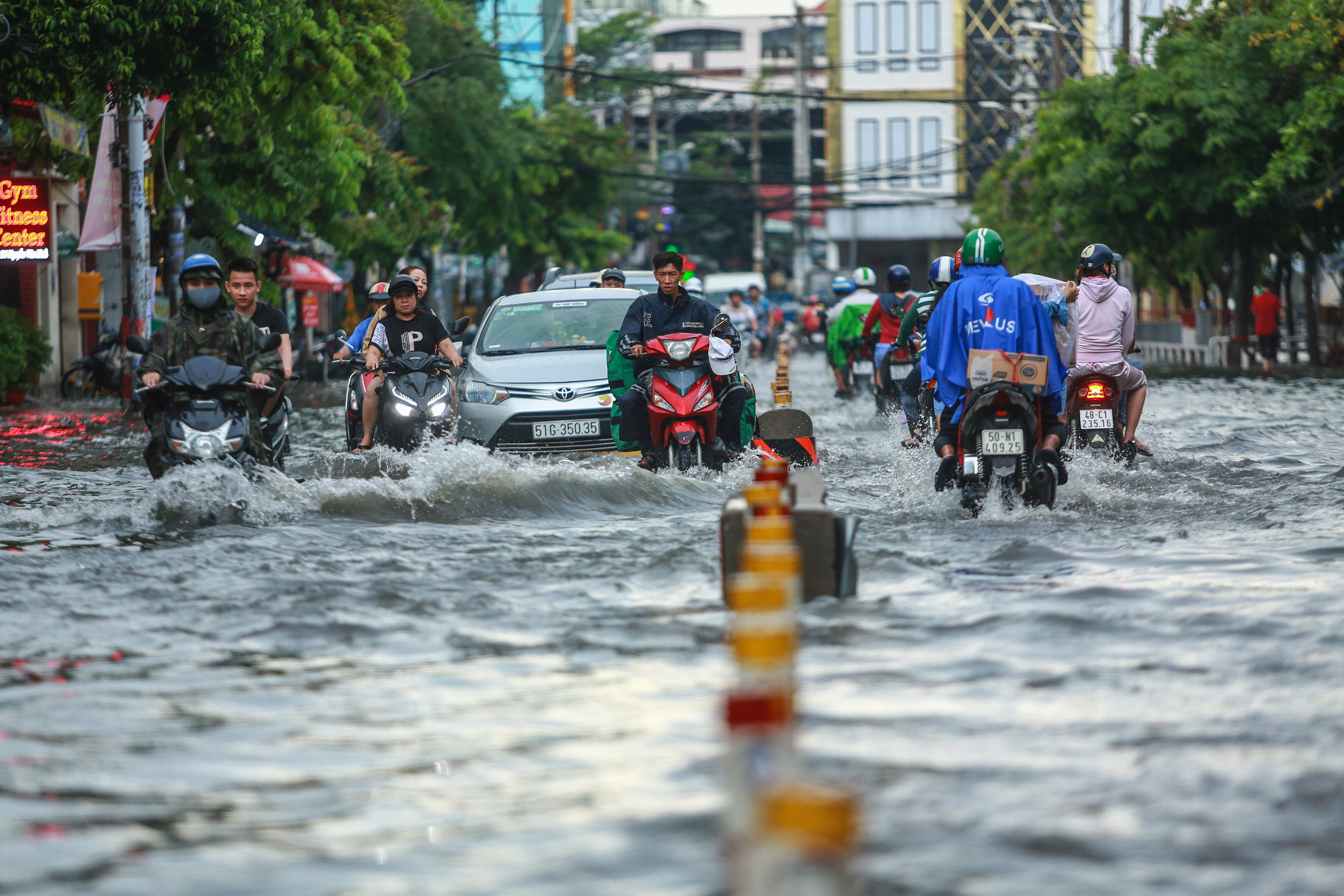 [ẢNH] Người Sài Gòn lại bì bõm trên những con đường ngập nước để về nhà sau mưa lớn - Ảnh 1.