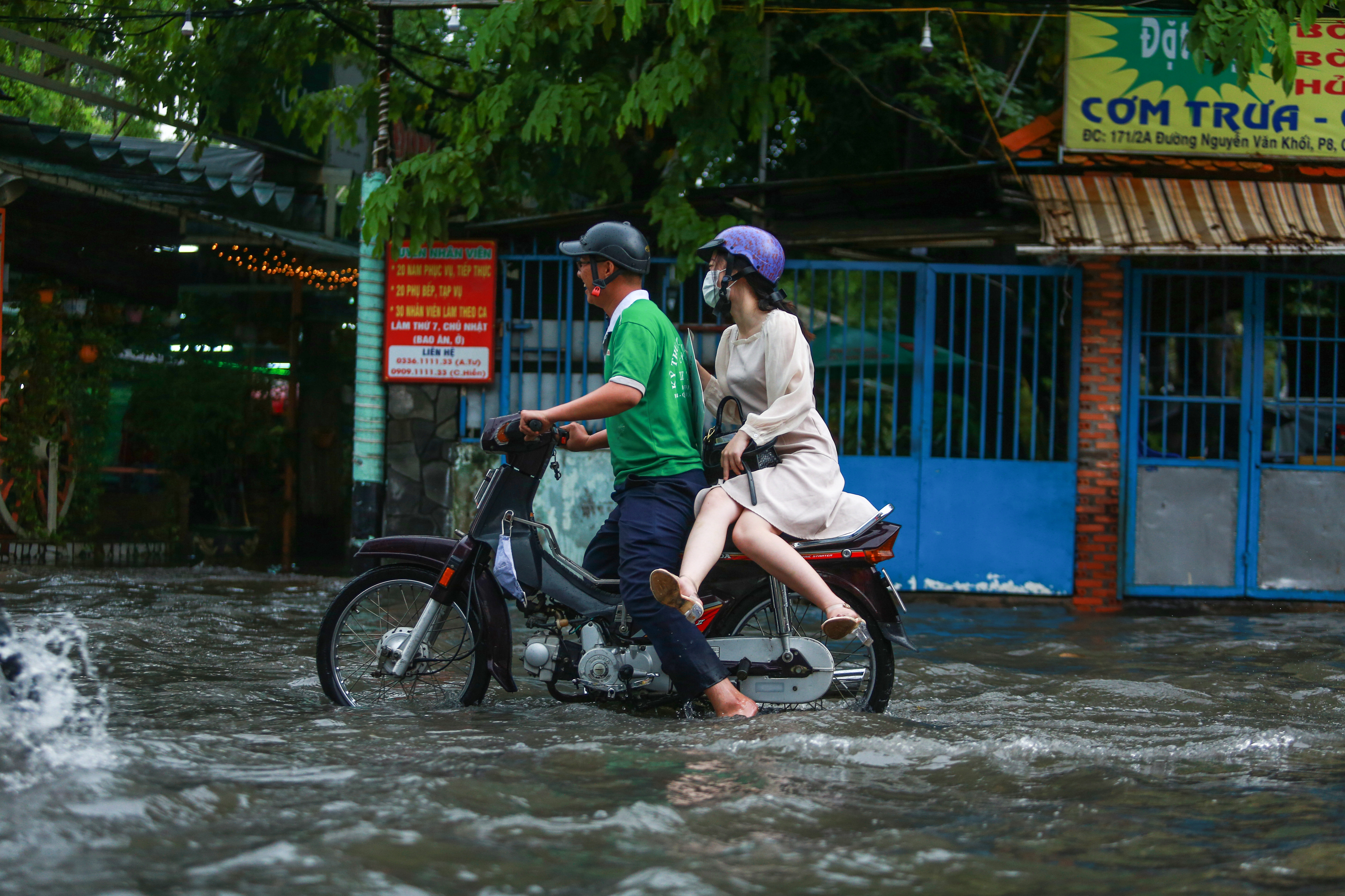 [ẢNH] Người Sài Gòn lại bì bõm trên những con đường ngập nước để về nhà sau mưa lớn - Ảnh 11.