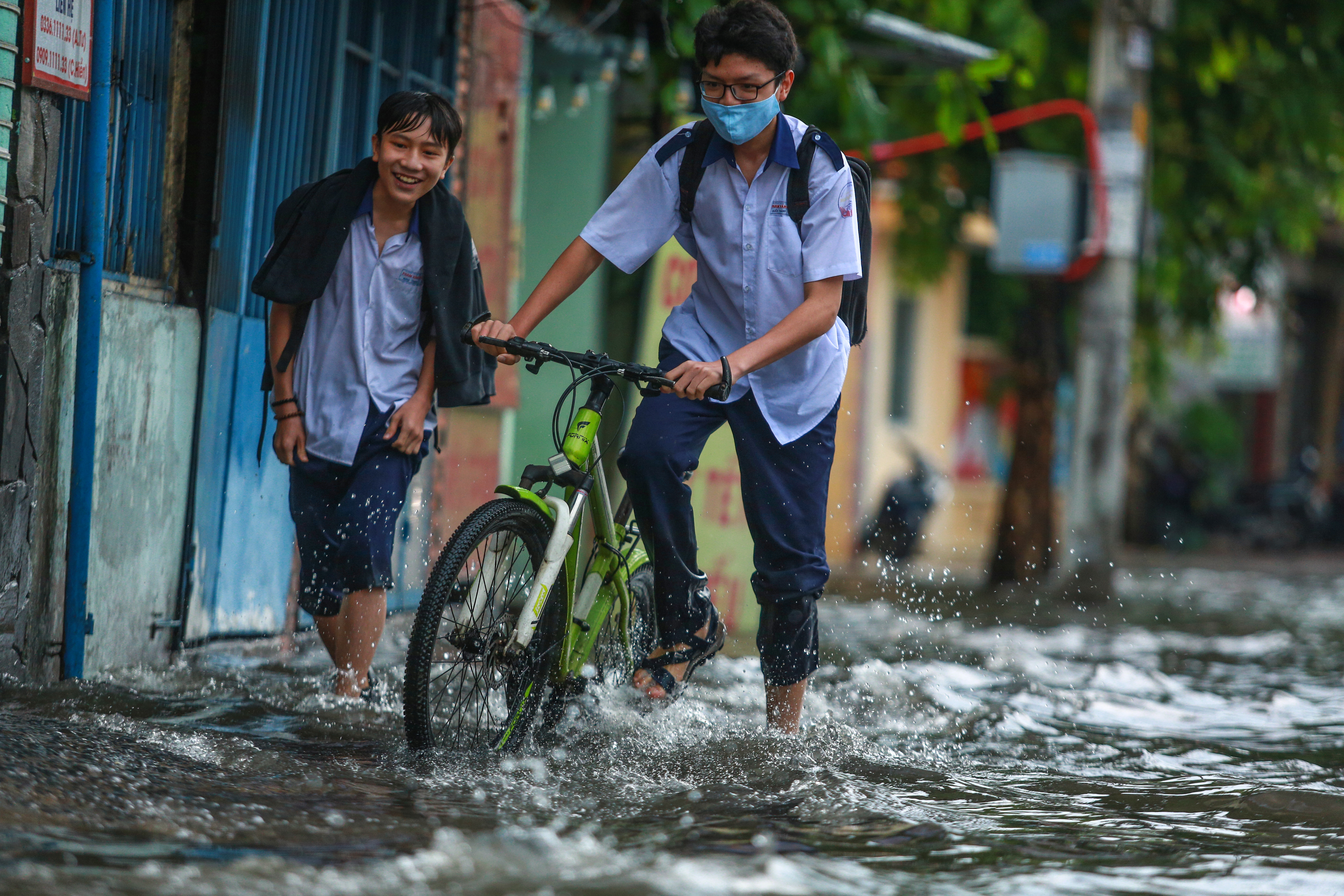 [ẢNH] Người Sài Gòn lại bì bõm trên những con đường ngập nước để về nhà sau mưa lớn - Ảnh 5.