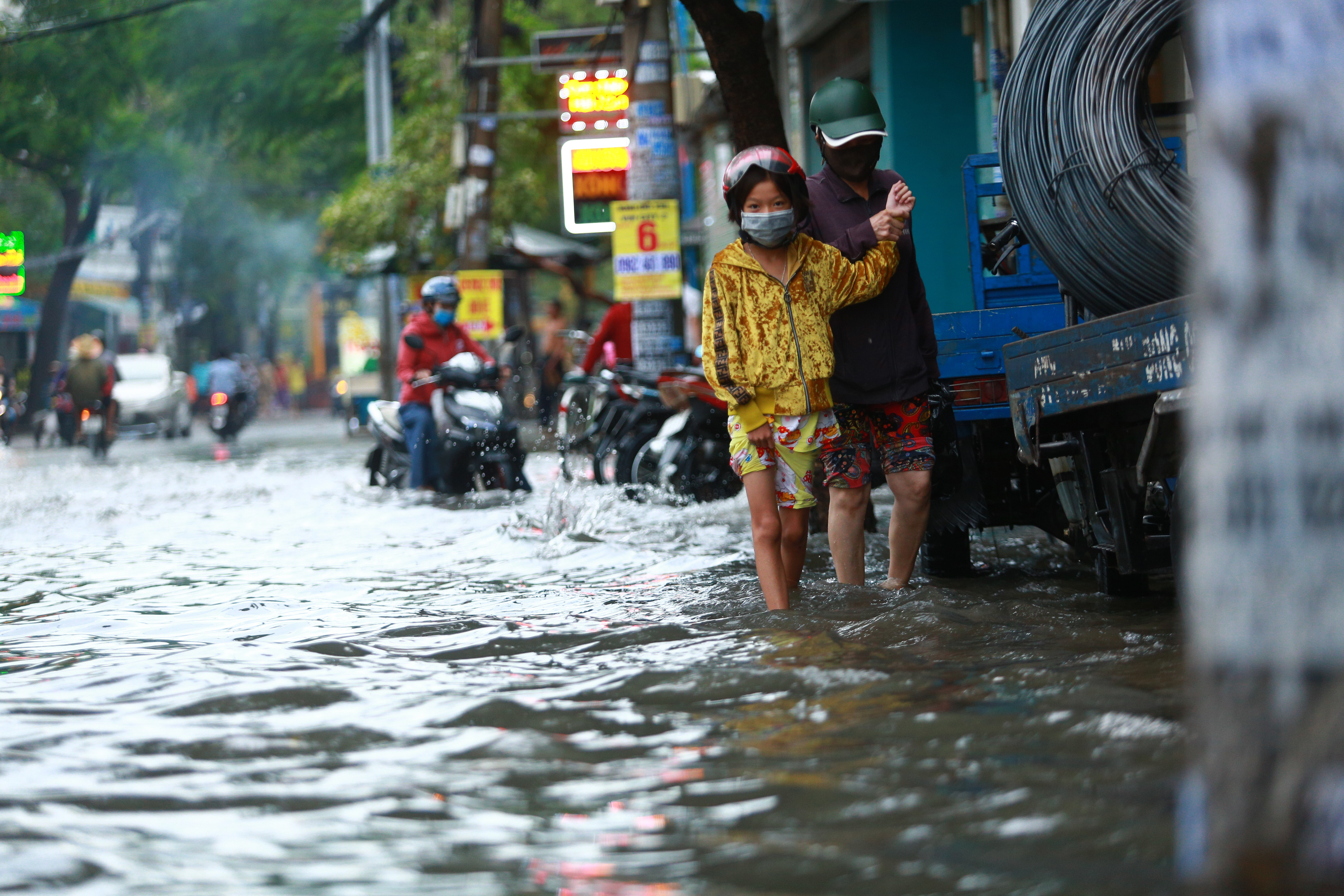 [ẢNH] Người Sài Gòn lại bì bõm trên những con đường ngập nước để về nhà sau mưa lớn - Ảnh 8.