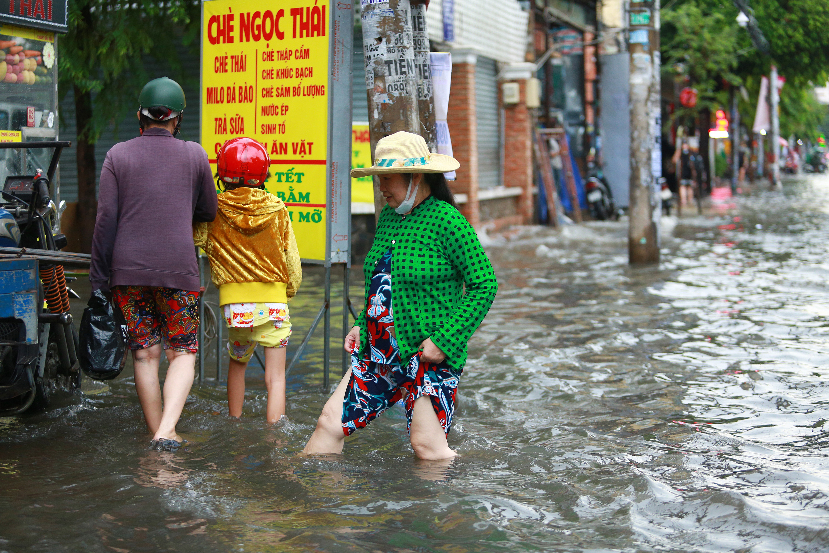 [ẢNH] Người Sài Gòn lại bì bõm trên những con đường ngập nước để về nhà sau mưa lớn - Ảnh 4.