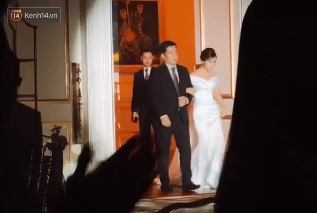 Khoảnh khắc cực tình Công Phượng khom lưng chỉnh váy cho Viên Minh trong  lễ cưới tại Phú Quốc