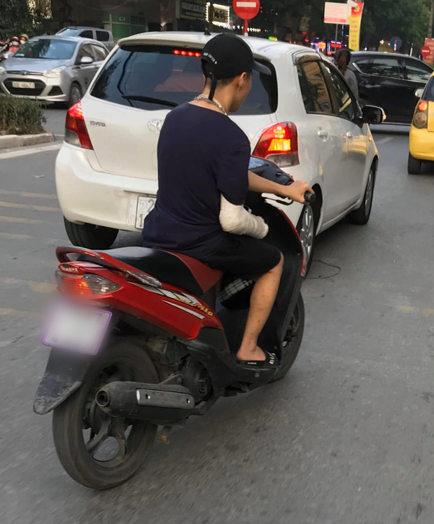 X&ocirc;n xao h&igrave;nh ảnh nam thanh ni&ecirc;n bị g&atilde;y tay phải, vẫn liều m&igrave;nh vặn ga xe m&aacute;y bằng... tay tr&aacute;i - Ảnh 1.