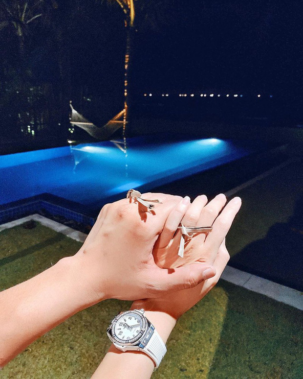 Các sao Vbiz thường xuyên khiến cộng đồng lướt sóng phải trầm trồ với những chiếc nhẫn cầu hôn cực kỳ độc đáo và quý giá. Bức hình này chắc chắn sẽ không làm bạn thất vọng.