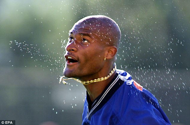 Đã tìm ra cầu thủ tham tiền nhất lịch sử bóng đá, sẵn sàng vứt bỏ sự nghiệp để ngồi chơi hưởng lương và không nhớ nổi lần cuối cùng ra sân - Ảnh 2. Đã tìm ra cầu thủ tham tiền nhất lịch sử bóng đá, sẵn sàng vứt bỏ sự nghiệp để ngồi chơi hưởng lương và không nhớ nổi lần cuối cùng ra sân - Ảnh 2.