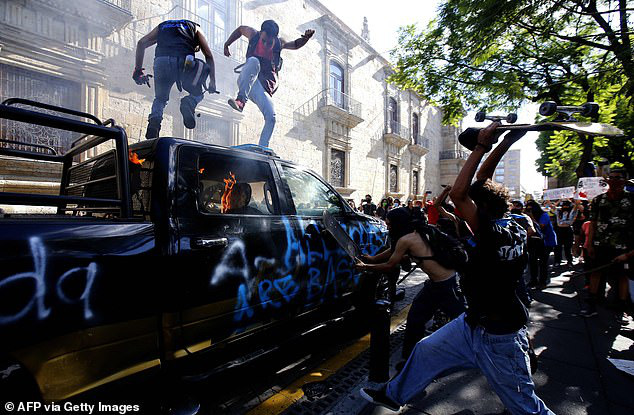 Không chỉ ở Mỹ, bạo lực còn bùng phát ở Mexico: Người biểu tình đốt cháy cảnh sát - Ảnh 2. Không chỉ ở Mỹ, bạo lực còn bùng phát ở Mexico: Người biểu tình đốt cháy cảnh sát - Ảnh 2.