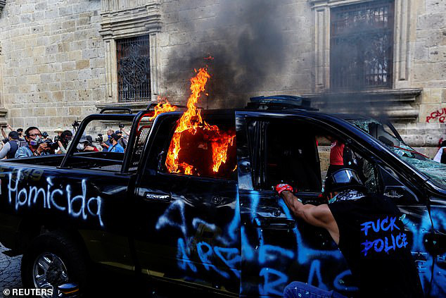 Không chỉ ở Mỹ, bạo lực còn bùng phát ở Mexico: Người biểu tình đốt cháy cảnh sát - Ảnh 3. Không chỉ ở Mỹ, bạo lực còn bùng phát ở Mexico: Người biểu tình đốt cháy cảnh sát - Ảnh 3.
