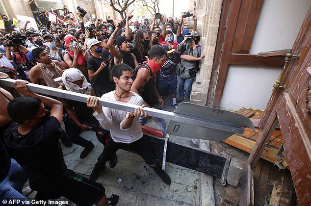 Không chỉ ở Mỹ, bạo lực còn bùng phát ở Mexico: Người biểu tình đốt cháy cảnh sát - Ảnh 5. Không chỉ ở Mỹ, bạo lực còn bùng phát ở Mexico: Người biểu tình đốt cháy cảnh sát - Ảnh 5.