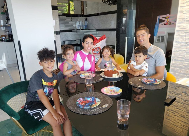 Ronaldo hóa thân thành anh chàng Aladdin 6 múi, cười tươi rói trong ngày sinh nhật hai thiên thần nhỏ đáng yêu - Ảnh 2. Ronaldo hóa thân thành anh chàng Aladdin 6 múi, cười tươi rói trong ngày sinh nhật hai thiên thần nhỏ đáng yêu - Ảnh 2.