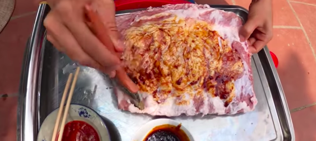 Dùng tay trần để sờ mó, chế biến đồ ăn, con trai bà Tân Vlog lại đưa ra lý lẽ bất ngờ khiến dân mạng cho rằng, Hưng Vlog đã sai lại còn bảo thủ - Ảnh 2. Dùng tay trần để sờ mó, chế biến đồ ăn, con trai bà Tân Vlog lại đưa ra lý lẽ bất ngờ khiến dân mạng cho rằng, Hưng Vlog đã sai lại còn bảo thủ - Ảnh 2.