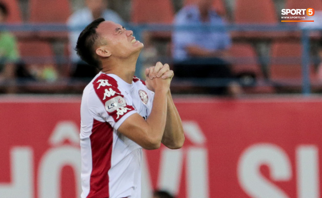 HLV Park Hang-seo gây chú ý khi mang bình nước hình chim cánh cụt đi xem bóng đá - Ảnh 11.