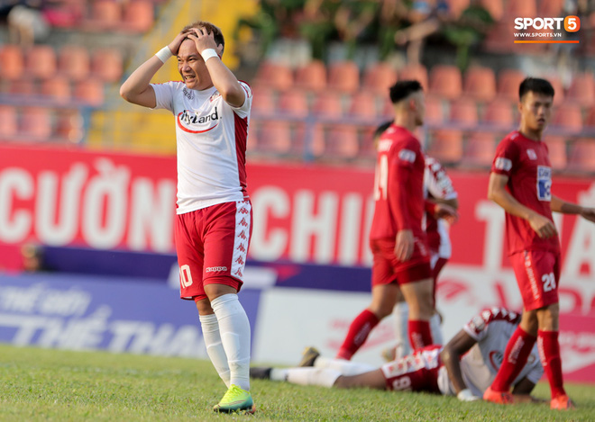 HLV Park Hang-seo gây chú ý khi mang bình nước hình chim cánh cụt đi xem bóng đá - Ảnh 12.