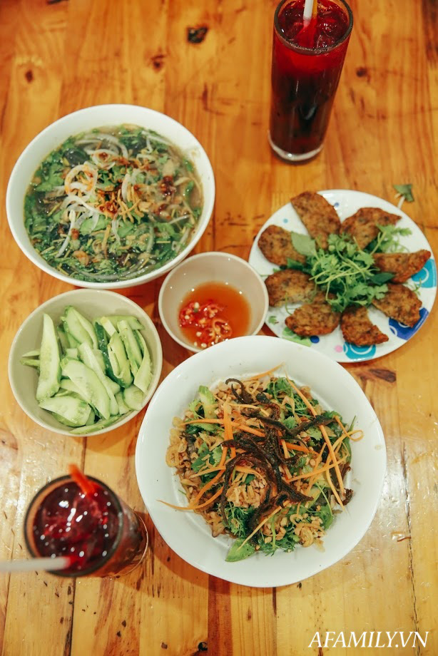 Ngày hè vừa ăn bát miến lươn 30 năm tuổi phố Chân Cầm, vừa nghe bà chủ kể chuyện xưa ôm bụng bầu đi bán rong khắp phố cổ mưu sinh - Ảnh 14.