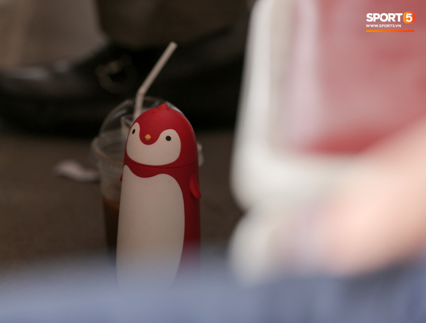 HLV Park Hang-seo gây chú ý khi mang bình nước hình chim cánh cụt đi xem bóng đá - Ảnh 3.