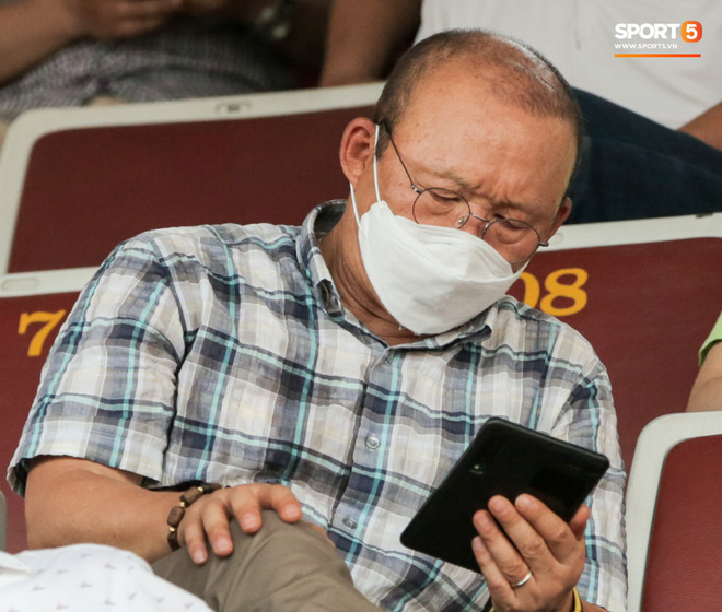 HLV Park Hang-seo gây chú ý khi mang bình nước hình chim cánh cụt đi xem bóng đá - Ảnh 4.