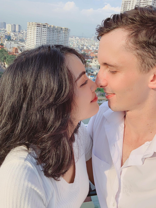 FA lâu quá nên lên mạng add friend dạo kiếm bồ, gái xinh không ngờ “ẵm” luôn anh Tây ngời ngời phong độ - Ảnh 5. FA lâu quá nên lên mạng add friend dạo kiếm bồ, gái xinh không ngờ “ẵm” luôn anh Tây ngời ngời phong độ - Ảnh 5.