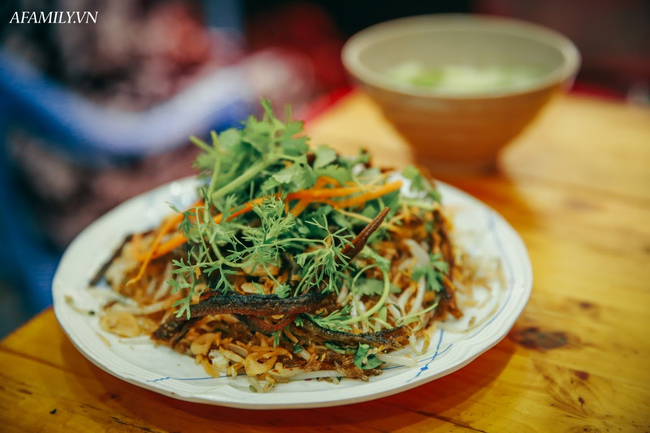 Ngày hè vừa ăn bát miến lươn 30 năm tuổi phố Chân Cầm, vừa nghe bà chủ kể chuyện xưa ôm bụng bầu đi bán rong khắp phố cổ mưu sinh - Ảnh 6.